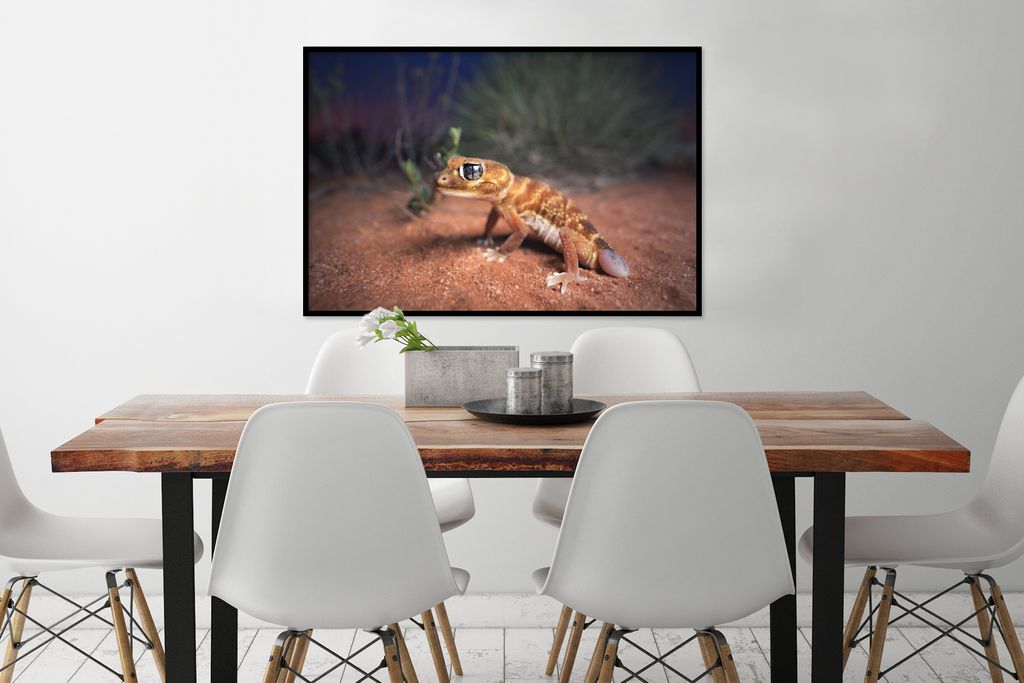 MuchoWow MuchoWow Gerahmtes Poster Jung - Gecko - Sand 90x60 cm - Poster mit zchwarzem Bilderrahmen - Fotorahmen - Foto-Plakat