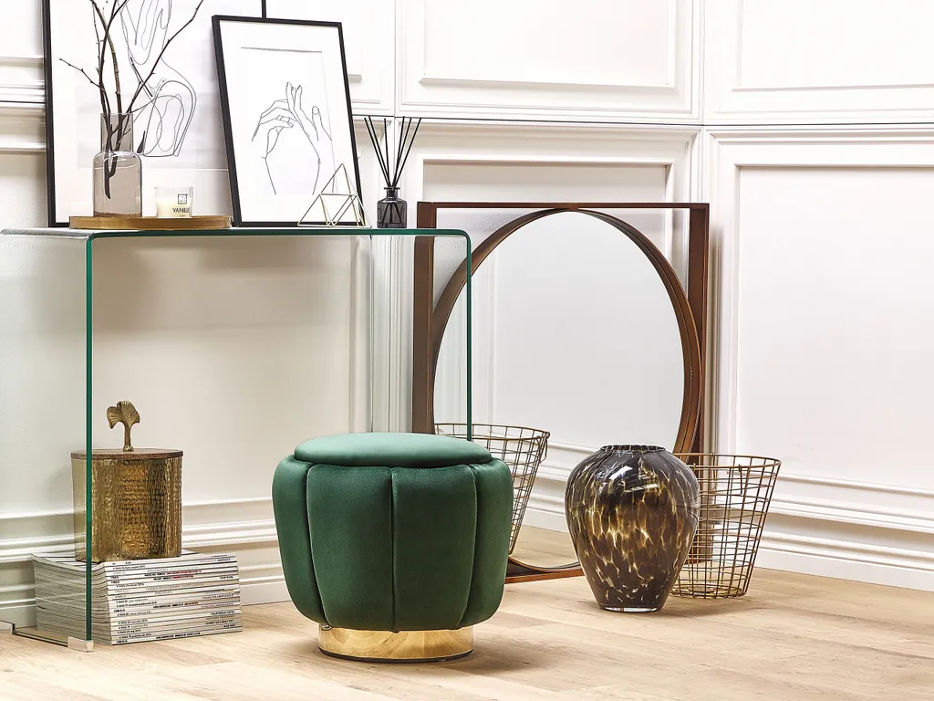 Pouf vert velours et or : la solution déco pour un salon chic et rangé