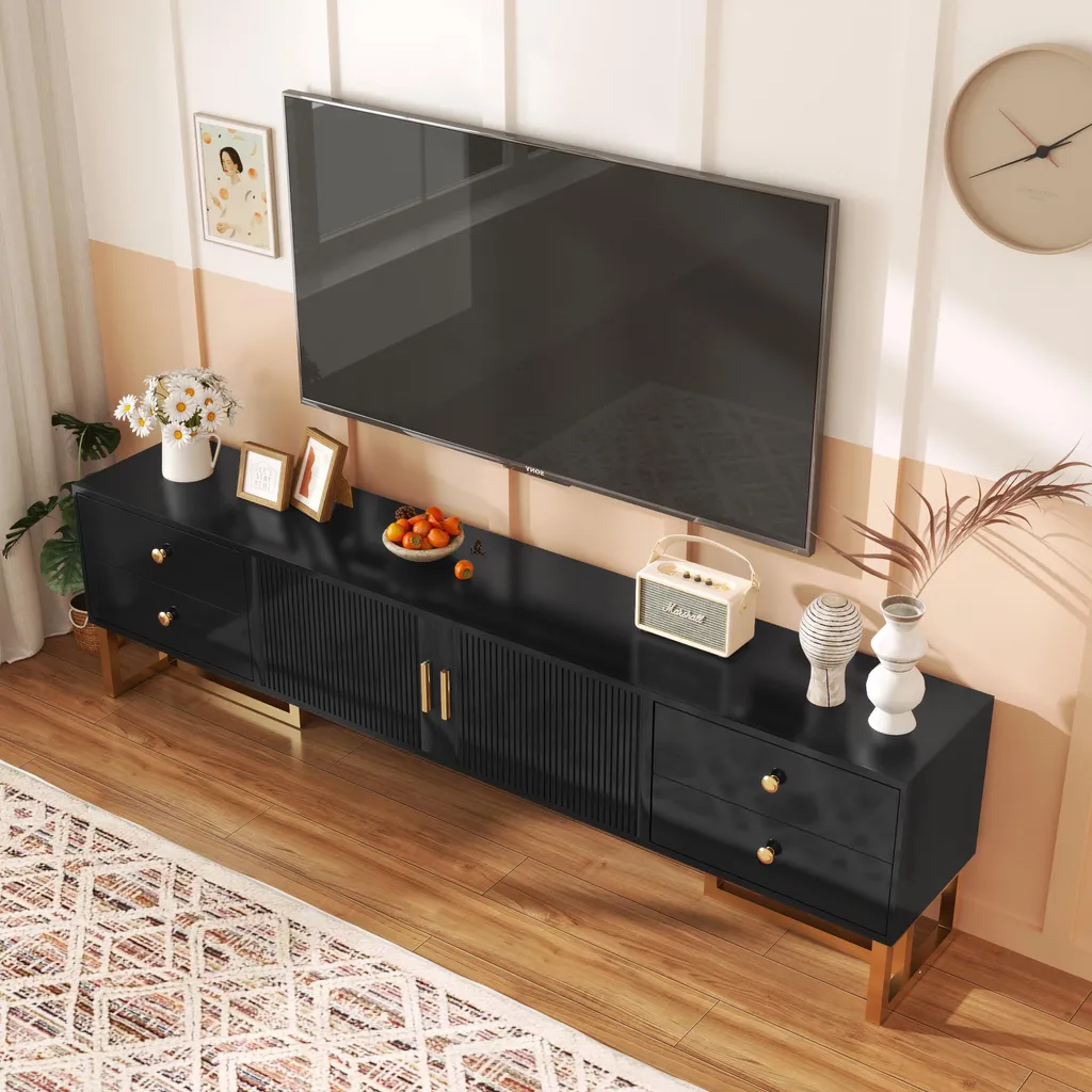 Armoire TV basse noire chic à portes structurées et finitions dorées