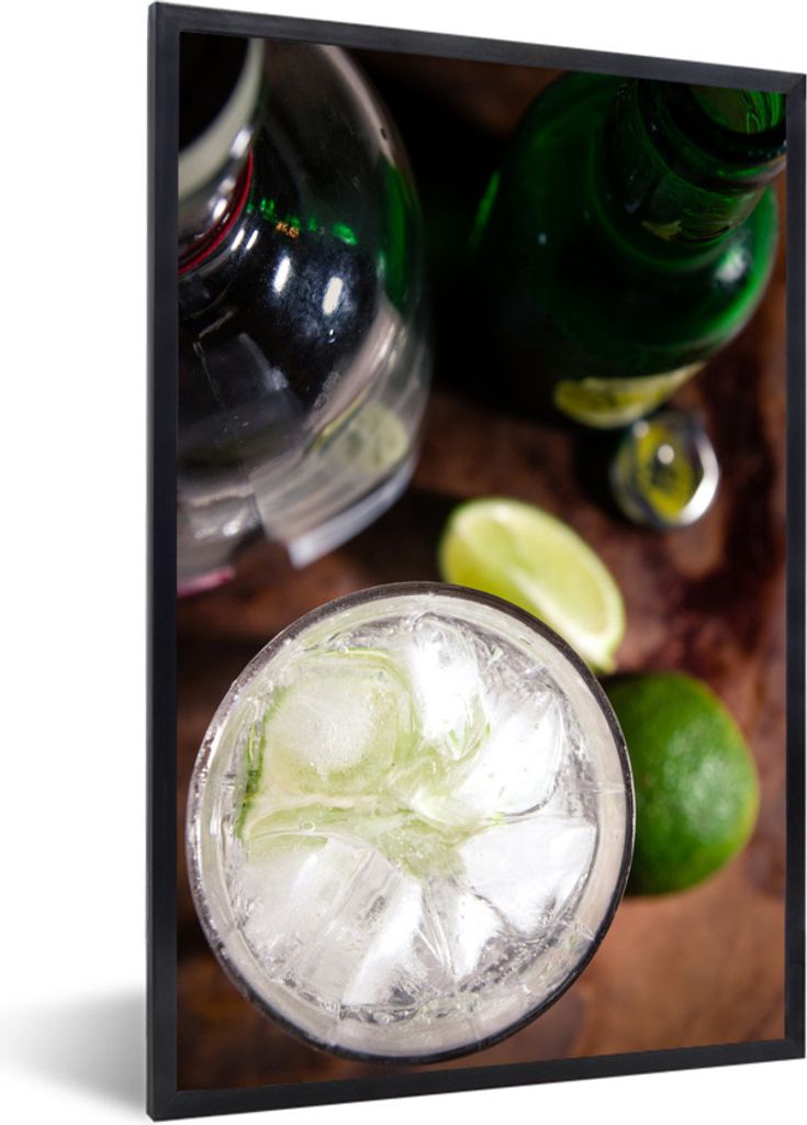 MuchoWow Gerahmtes Poster Gin Tonic gemischt mit Eis und Limette 20x30 cm - Poster mit Schwarzem Bilderrahmen Wandposter Rahmen Foto Bilder - Dru...