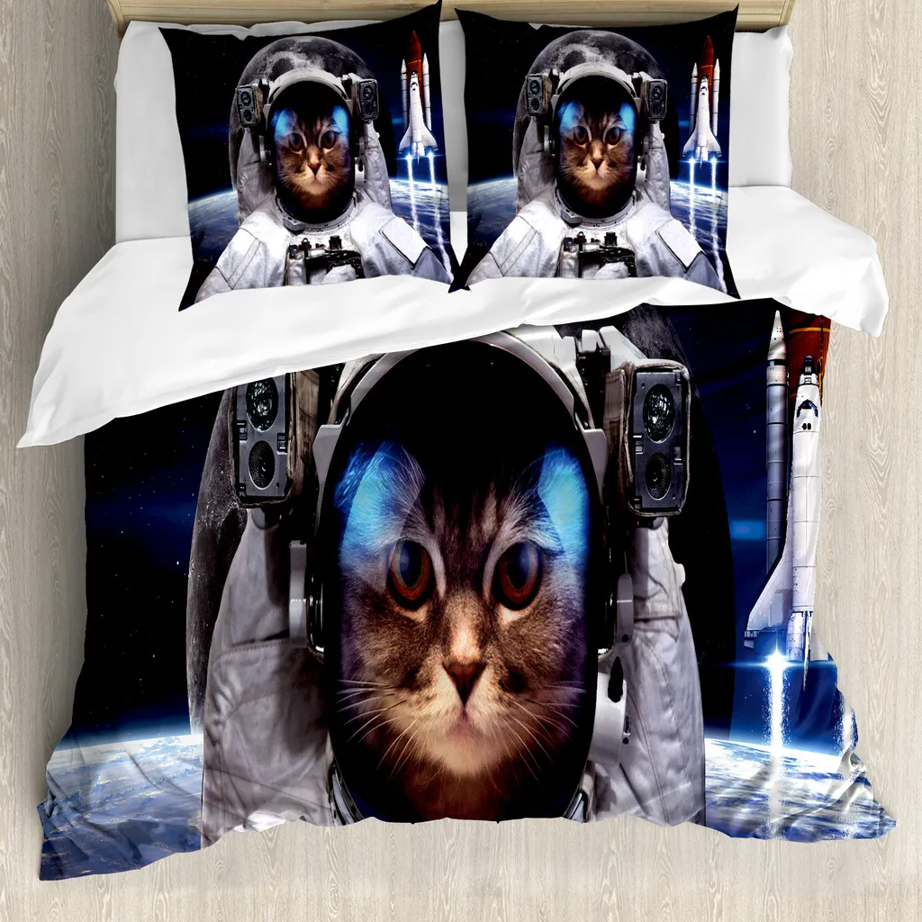 ABAKUHAUS Copripiumino Raum-Katze, Space Traveller Pet, antiacaro, adatto a chi soffre di allergie, con federe, 155 cm x 220 cm - 80 x 80 cm, blu navy, bianco e rosso - 1