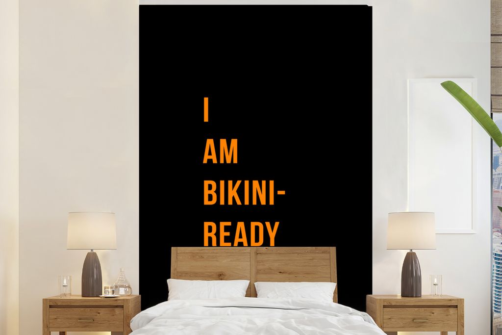 MuchoWow Fototapete für Wohnzimmer oder Schlafzimmer Wandtapete Vinyl Motivtapete Ich bin bereit für den Bikini - Orange - Schwarz - Zitat - 20...