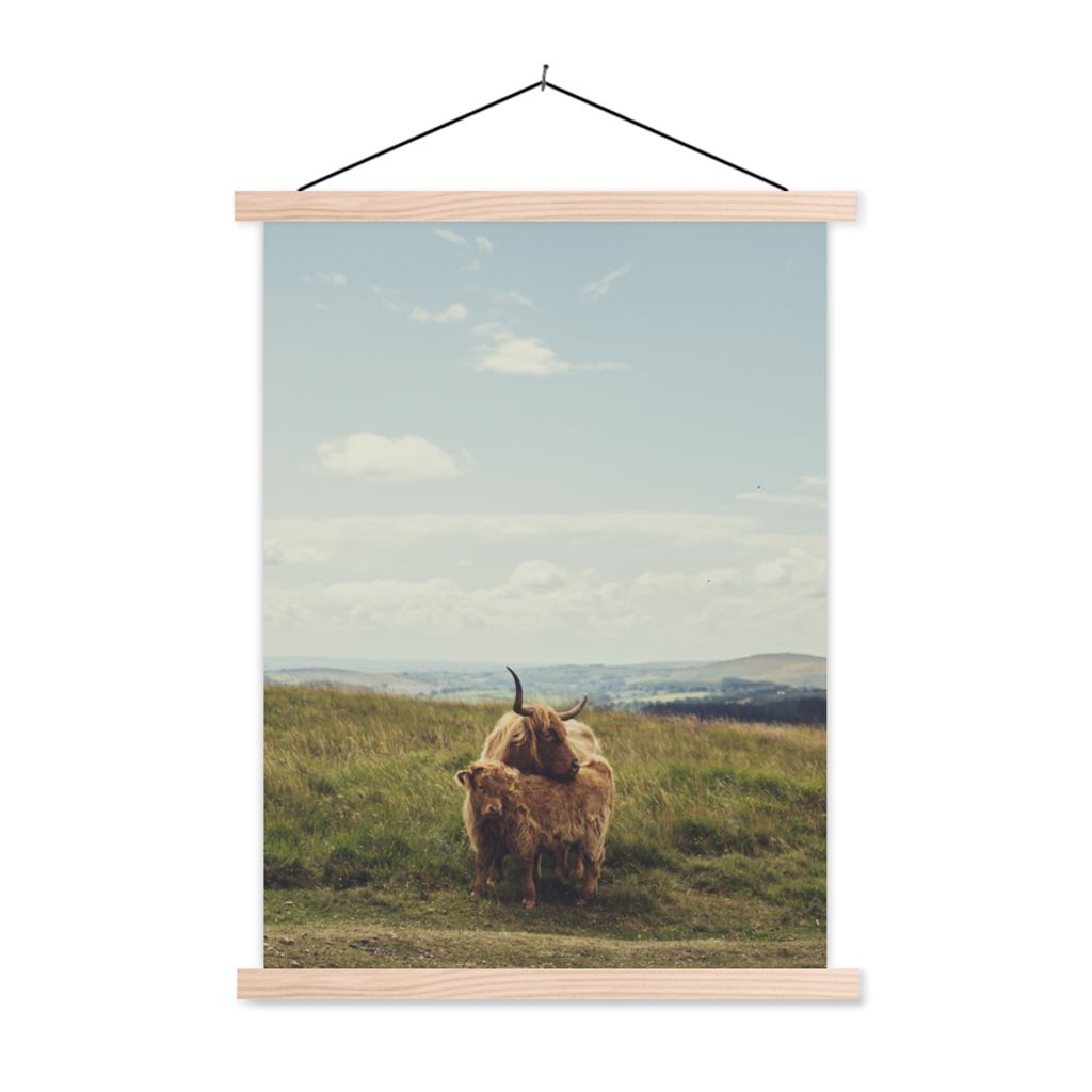 MuchoWow Textilposter Schottische Highlander - Gras - Wolken - Tiere 120x160 cm mit holzfarbenen Rahmen - Plakatkarton