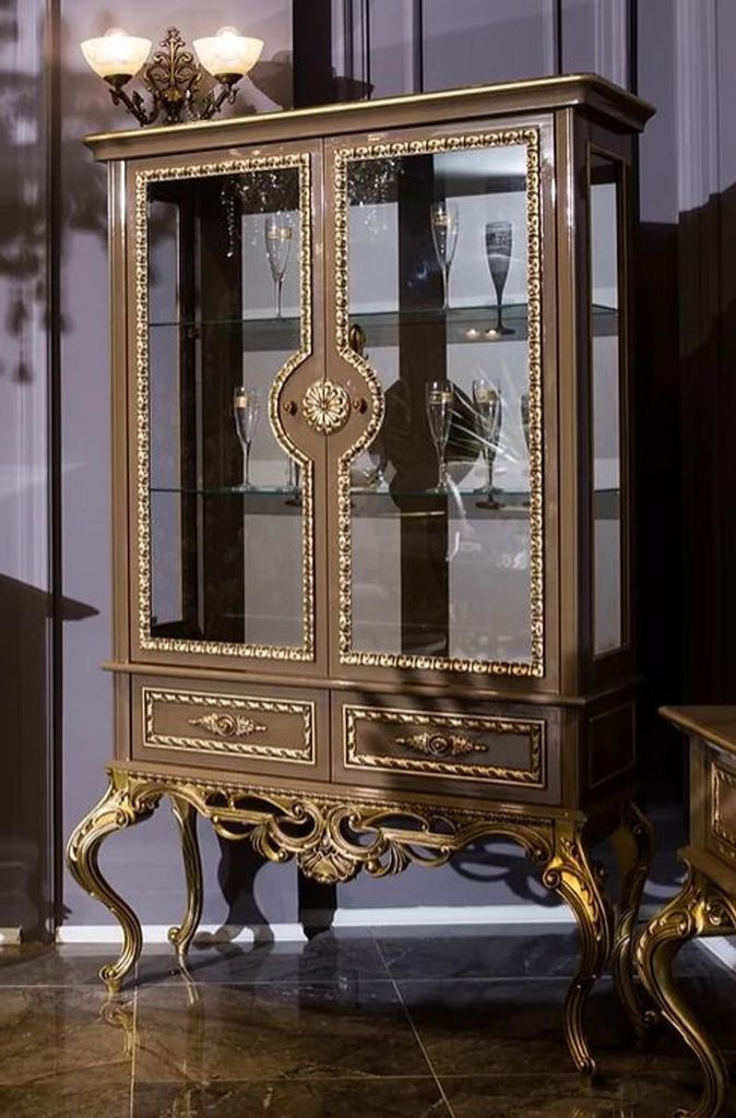 Casa Padrino Luxus Barock Vitrine Grau / Gold 125 x 43 x H. 193 cm - Edler Massivholz Vitrinenschrank mit 2 Glastüren und 2 Schubladen - Barock M...