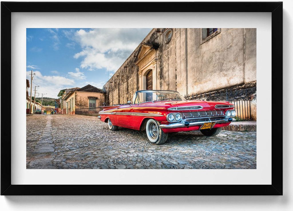 Rotes altes Auto in einem kolumbianischen Viertel– Wandbild mit Rahmen – Gerahmtes Bild – Wanddekoration – 60x40 cm – Schwarz Rahmen
