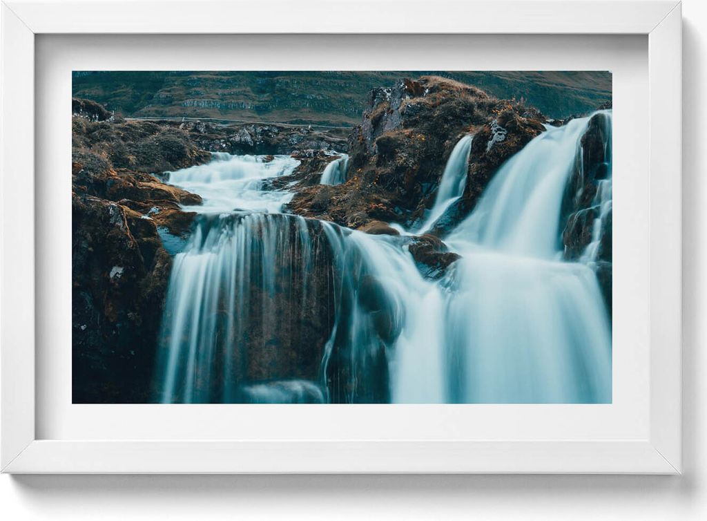 Foto eines Bergwasserfalls– Wandbild mit Rahmen – Gerahmtes Bild – Wanddekoration – 30x20 cm – Weiß Rahmen