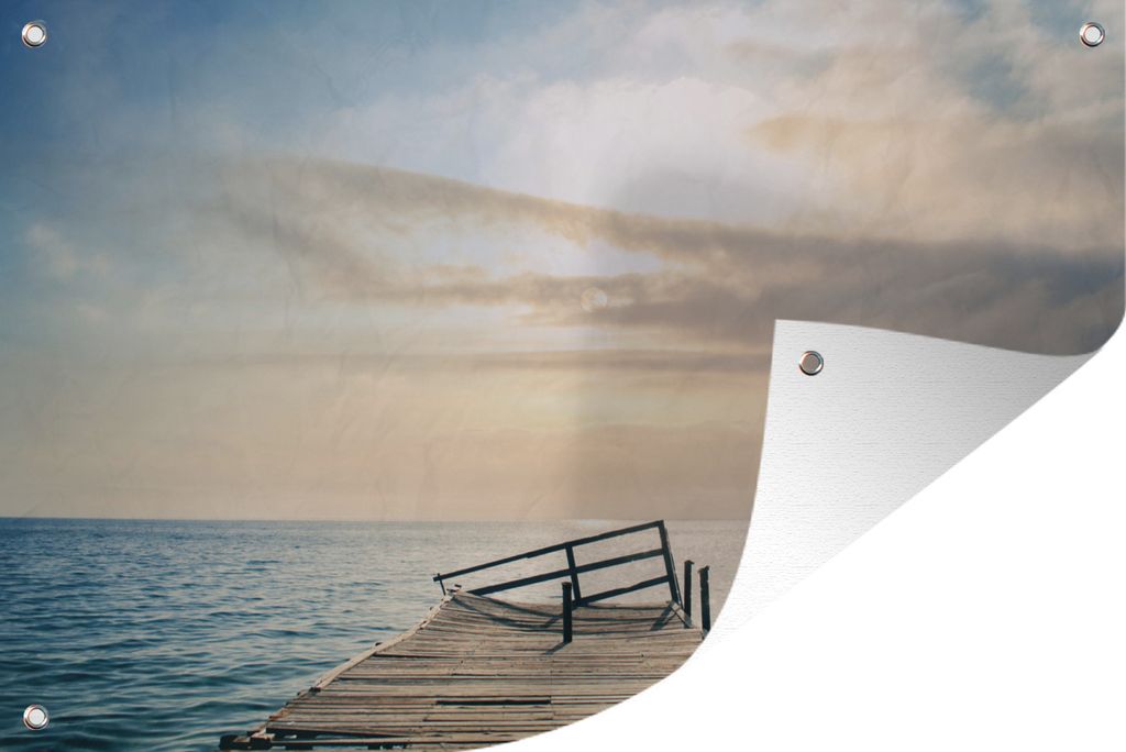 MuchoWow 90x60 cm Outdoor-Poster Gartendeko Sichtschutz Garten Poster für den Garten Eine alte Seebrücke mit einem schiefen Zaun am Abend