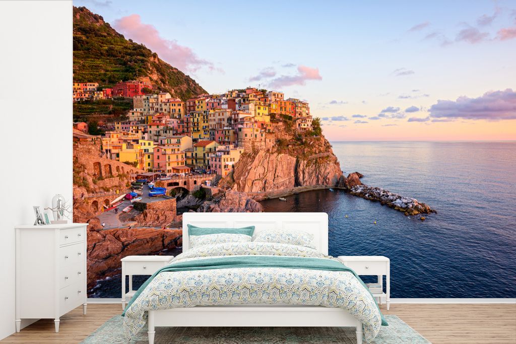 MuchoWow Fototapete für Wohnzimmer oder Schlafzimmer Wandtapete Vinyl Motivtapete Eine orangefarbene Cinque Terre bei tiefstehender Sonne in Ita...
