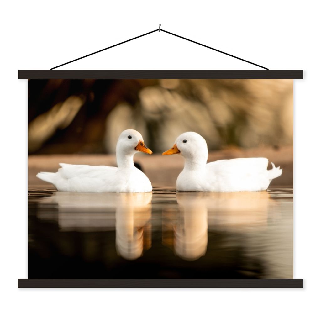 MuchoWow Textilposter Ente - Weiß - Tiere - Wasser - Vogel - Enten 120x90 cm mit schwarzem Rahmen - Aufhänger für Poster