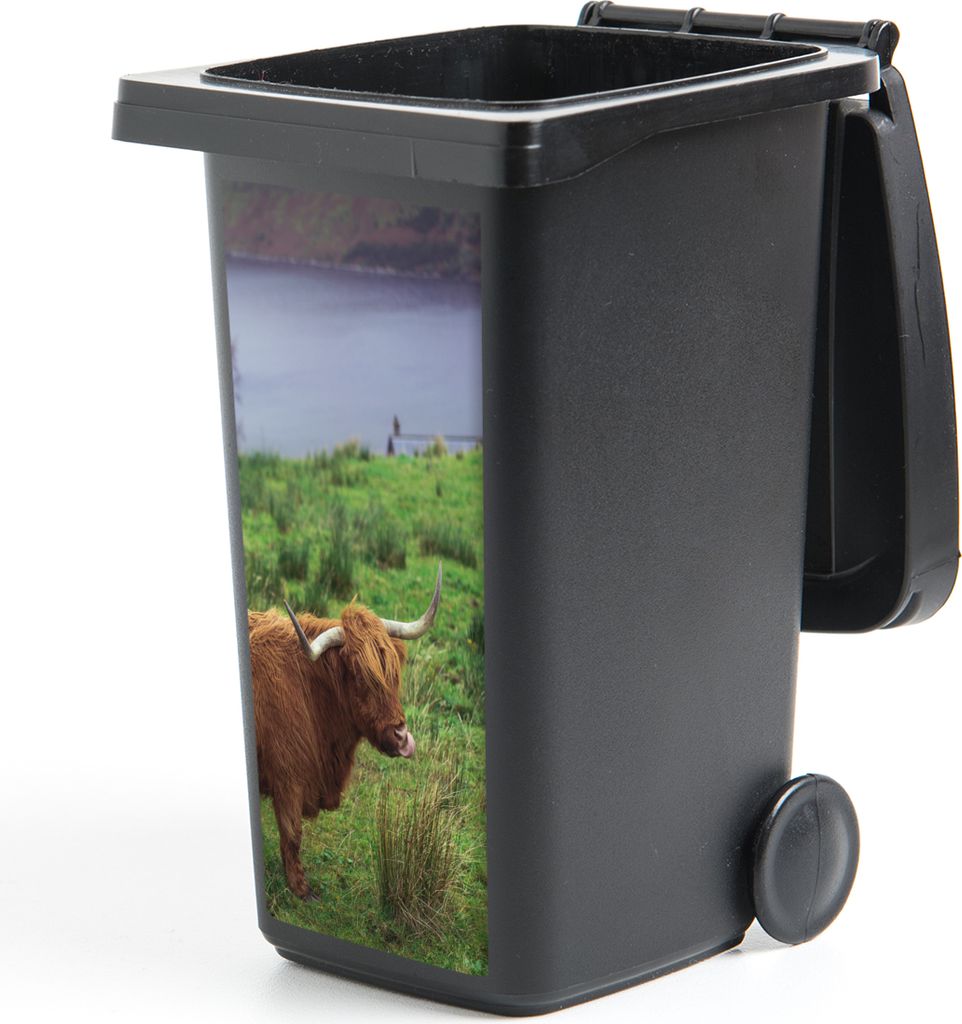 MuchoWow Mülltonnenaufkleber Schottische Highlander - Gras - Wasser - Tiere 38x80 cm - Behälteraufkleber - Mülleimer-Aufkleber - Container-Auf...