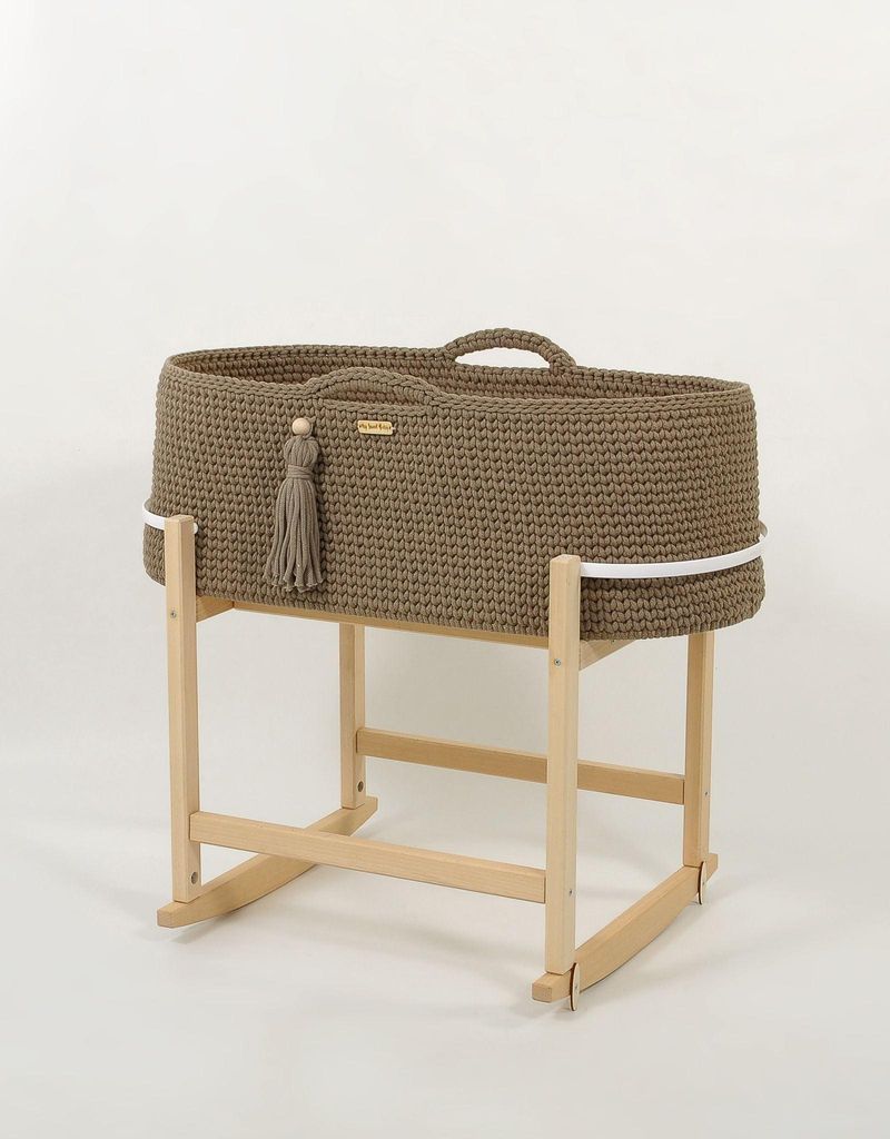 Handgefertigter Wiegenkorb, Baby-Moseskorb, antibakterielle Matratze und Holzschaukel im Boho-Stil
