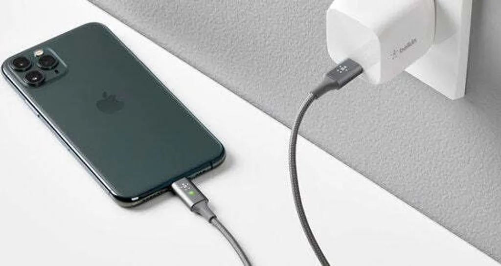 Câble USB-C vers Lightning avec indicateur LED de charge Belkin Gris - 8
