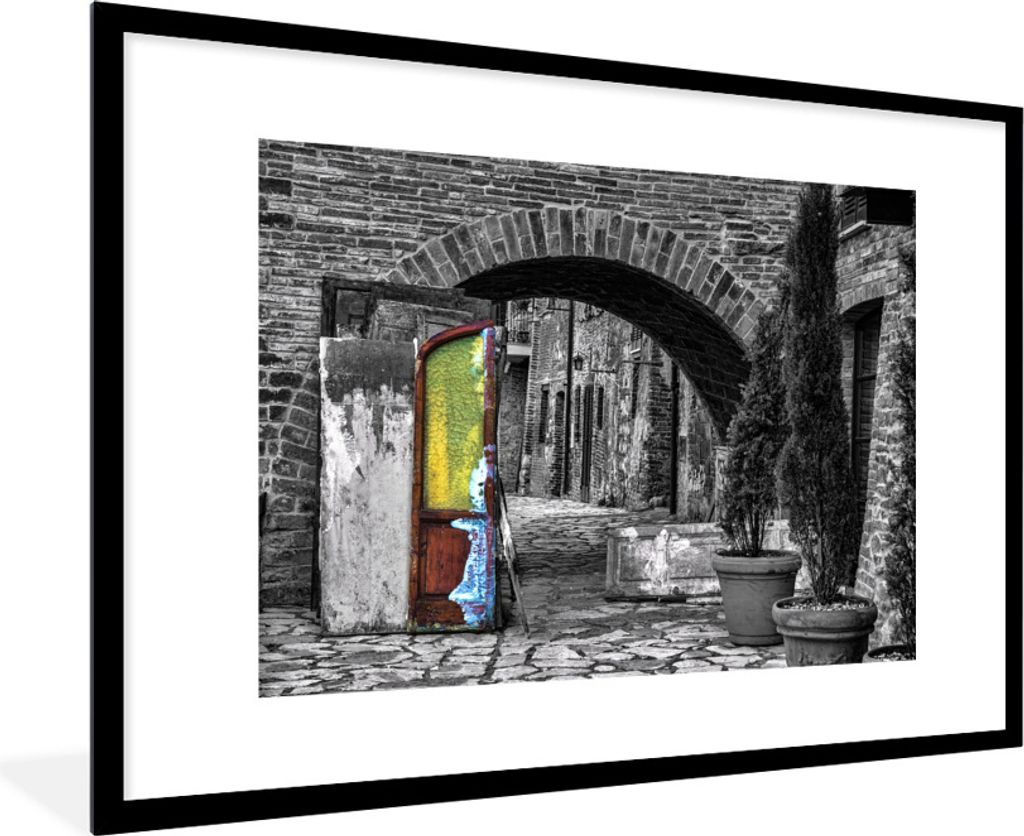 MuchoWow Gerahmtes Poster Schwarz-Weiß-Foto mit einem gelben Fenster in Italien 90x60 cm - Poster mit Schwarzem Bilderrahmen Wandposter Rahmen F...
