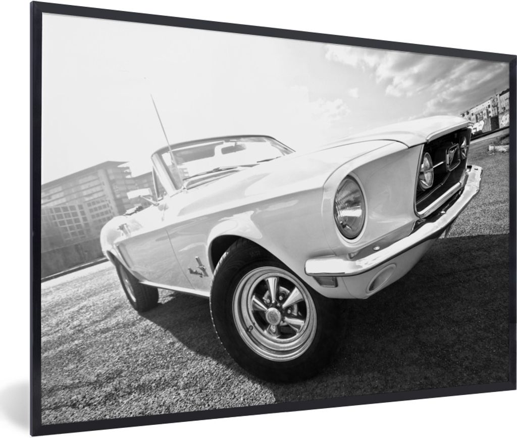 MuchoWow Gerahmtes Poster Vintage Ford Mustang auf der Straße in Berlin - schwarz und weiß 60x40 cm - Poster mit Schwarzem Bilderrahmen Wandpos...