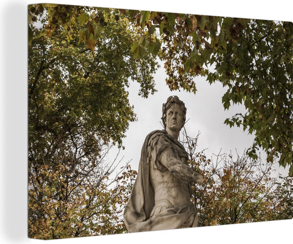 OneMillionCanvasses - Leinwandbilder - 140x90 cm, Eine Statue von Julius Cäsar unter Bäumen, Wandbilder Kunstdruck Wanddekoration