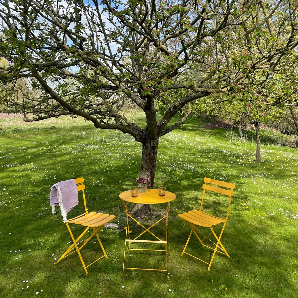 Vanage I Set da bistrot per balcone I Set di mobili da balcone pieghevoli, 3 pezzi, giallo, acciaio inossidabile verniciato a polvere, resistente alle intemperie, impermeabile, composto da 1 tavolo rotondo e 2 sedie, metallo, per balcone, VG-7993