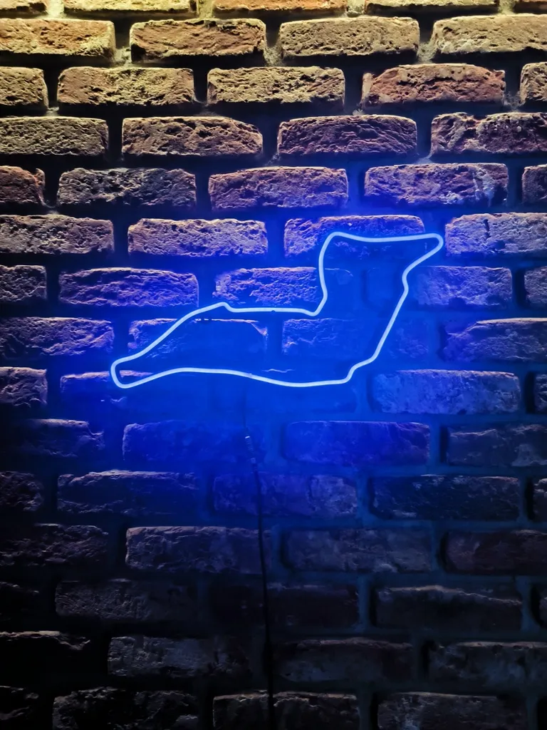 Néon LED Imola 40cm : Déco F1 Originale pour Remplacer vos Posters