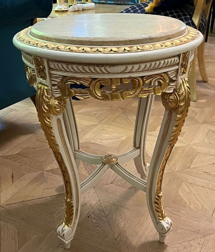 Casa Padrino Barock Beistelltisch Weiß / Gold / Creme - Handgefertigter Antik Stil Massivholz Tisch mit Marmorplatte - Wohnzimmer Möbel im Barock...