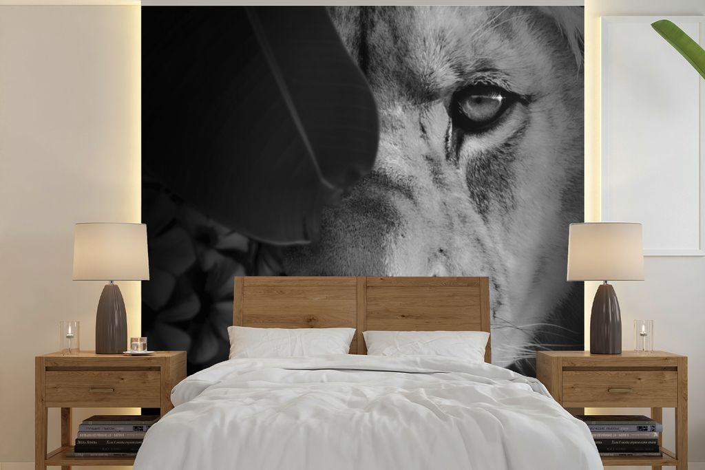 MuchoWow Fototapete für Wohnzimmer oder Schlafzimmer Wandtapete Vinyl Motivtapete Pflanzen - Dschungel - Löwe - Schwarz - Weiß - 240x240 cm - ...