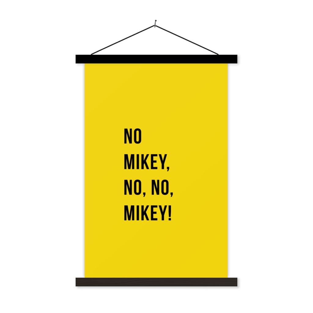 MuchoWow Textilposter Zitate - Nein Mikey, nein, nein, Mikey! - Gelb 60x90 cm mit schwarzem Rahmen - Poster Wohnzimmer
