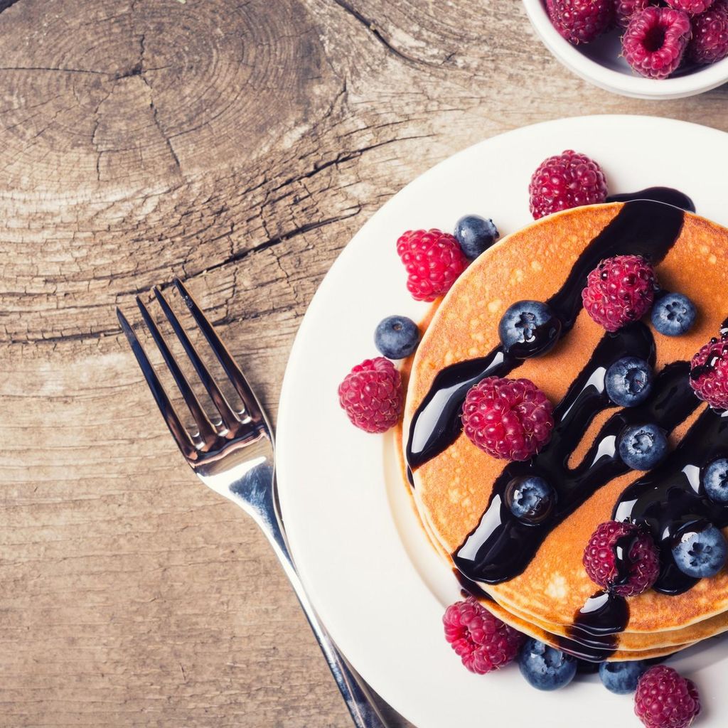 Wallario Möbeldesign / Aufkleber, geeignet für Ikea Lack Tisch - Pancakes mit Beeren in 55 x 55 cm