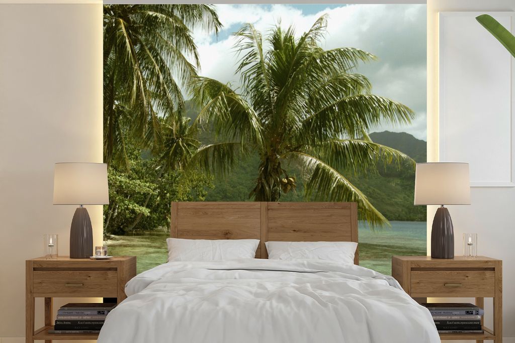 MuchoWow Fototapete für Wohnzimmer oder Schlafzimmer Wandtapete Vinyl Motivtapete Palmen am Strand von Mo'orea - 300x300 cm - Wanddekoration