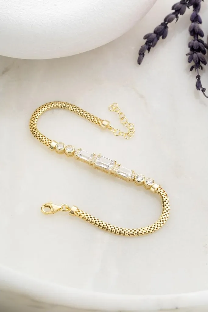 Bracelet en argent 925 doré avec 3 zircons baguette et maille chevrons fin