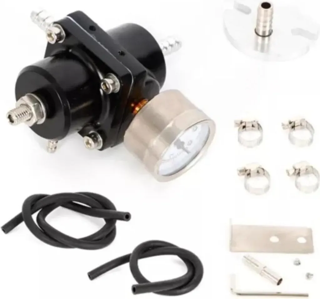 Regolatore di pressione carburante - Set - Pressione regolabile - 4 attacchi - Manometro - Tubo carburatore - Universale per auto - Per benzina - Nero