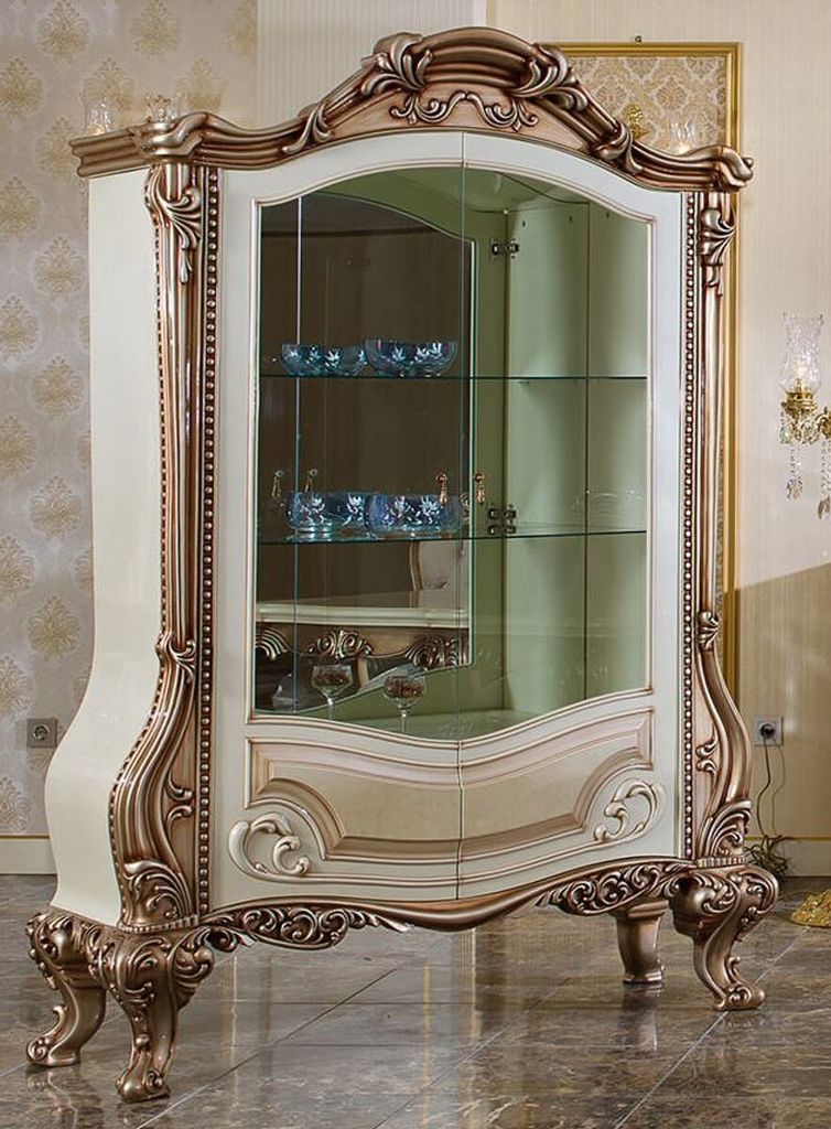 Casa Padrino Luxus Barock Vitrine Weiß / Beige / Kupferfarben - Prunkvoller Massivholz Vitrinenschrank mit 2 Glastüren und 2 Glasregalen - Barock...