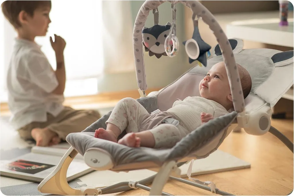 Transat bébé vibrant gris avec tissu doux et sécurité renforcée 0-9kg