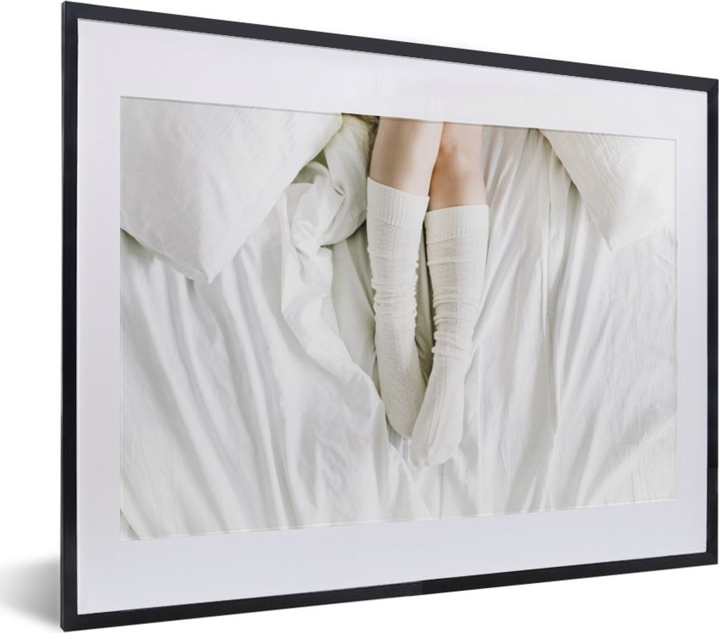MuchoWow Gerahmtes Poster Winter - Bett - Socken 40x30 cm - Poster mit Schwarzem Bilderrahmen Wandposter Rahmen Foto Bilder - Bilderrahmen - Post...