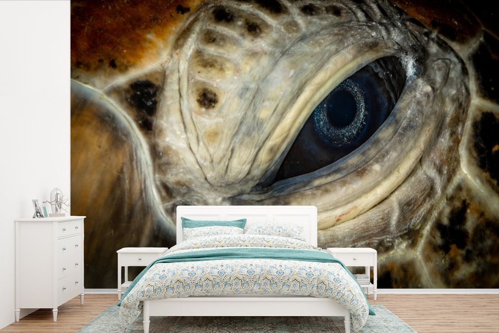 MuchoWow Fototapete für Wohnzimmer oder Schlafzimmer Wandtapete Vinyl Motivtapete Nahaufnahme Hawksbill-Auge - 600x400 cm - Vinyltapeten