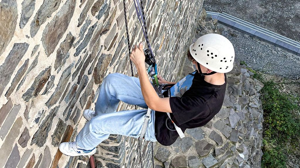 Jochen Schweizer Abseilen vom Schloss Burg Solingen; Erlebnis verschenken oder selbst erleben; Gutschein gültig für 1 Person Gruppengröße: 8-12...