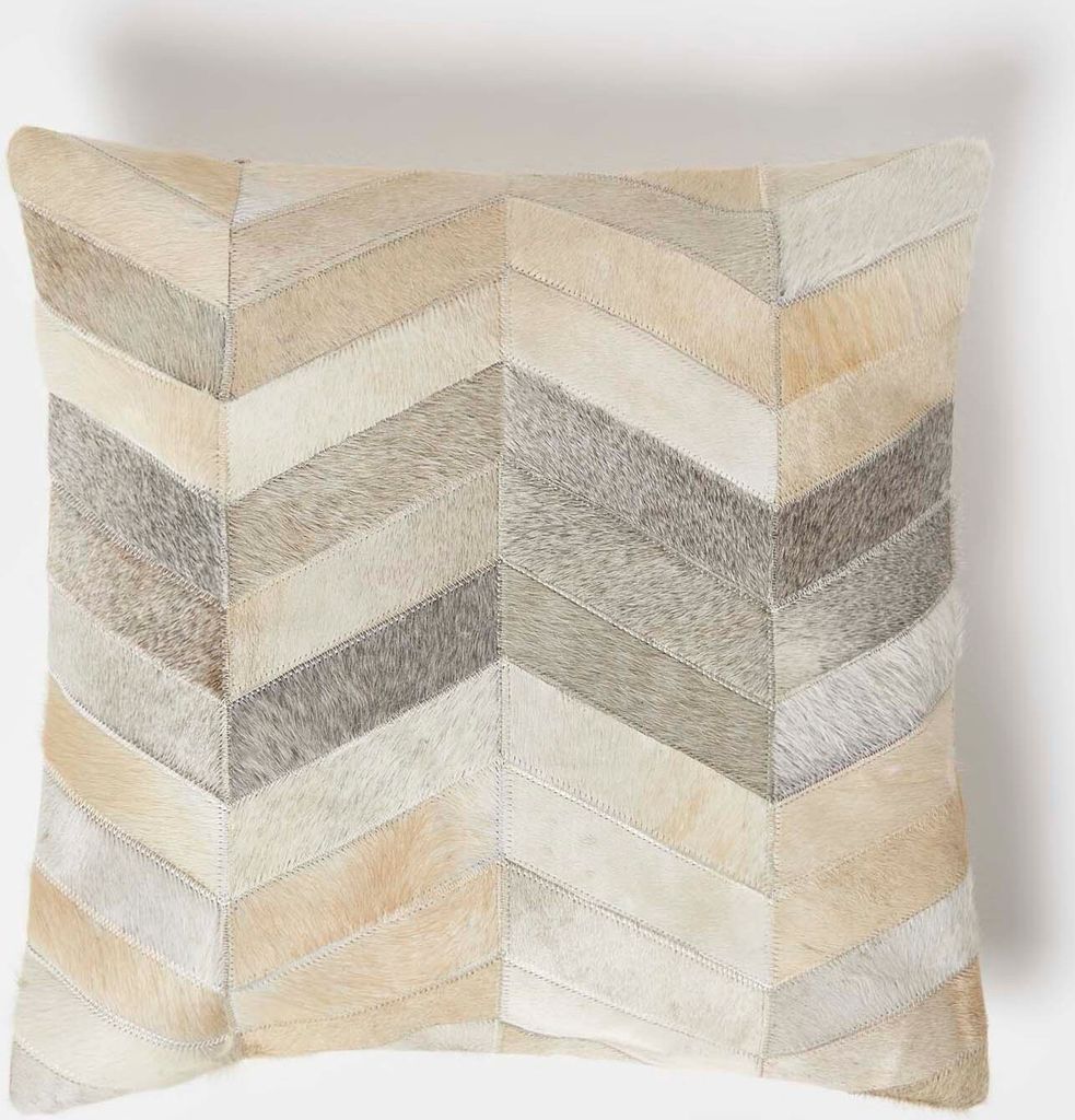 HOMESCAPES Fellkissen 45 x 45 cm Chevron-Muster - Patchwork Kissen aus Fell & Leder mehrfarbig-creme