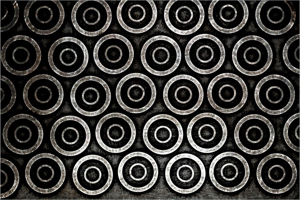 Wallario Premium Glasbild, freischwebende Optik, kräftige Farben, Größe 90 x 60 cm Motiv Abstraktes Kreismuster in schwarz und silber
