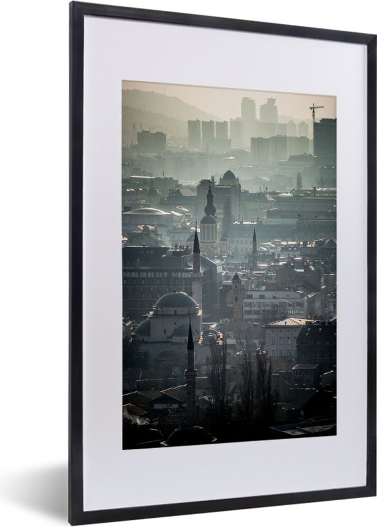 MuchoWow MuchoWow Gerahmtes Poster Nebel über Sarajevo, der Hauptstadt von Bosnien und Herzegowina 40x60 cm - Poster mit zchwarzem Bilderrahme...