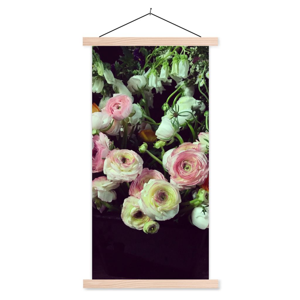 MuchoWow Textilposter Pastellfarbene Blumen auf schwarzem Hintergrund 60x120 cm mit holzfarbenen Rahmen - Holz