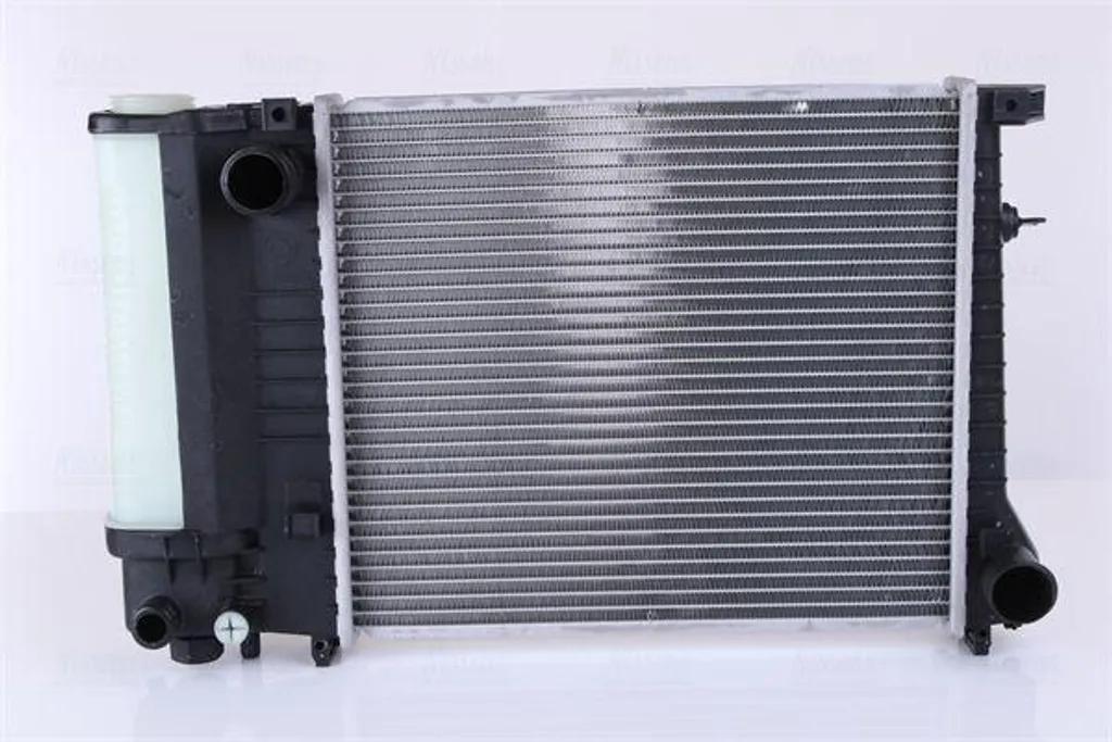 Évitez la surchauffe avec le radiateur Nissens 60729A pour BMW E30 1719024