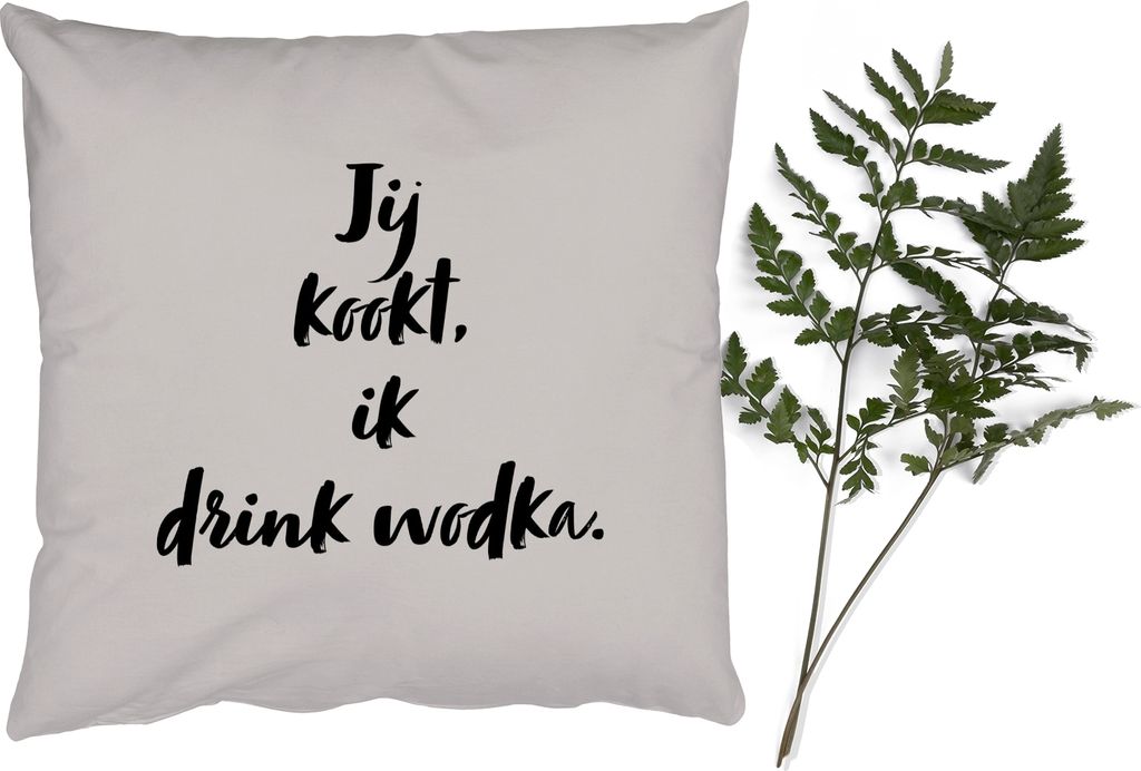 MuchoWow Zierkissen Sofakissen Wohnzimmer Dekokissen 40x40 cm Taupe - Du kochst, ich trinke Wodka - Zitat - Foto Kissen - Schlafzimmer Dekoration