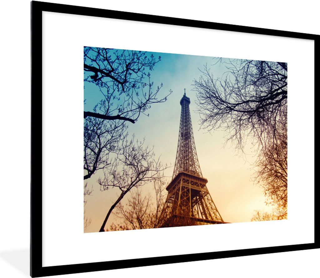 MuchoWow Gerahmtes Poster Der Eiffelturm in Kombination mit kahlen Herbstzweigen und einer tief stehenden Sonne 80x60 cm - Poster mit Schwarzem B...