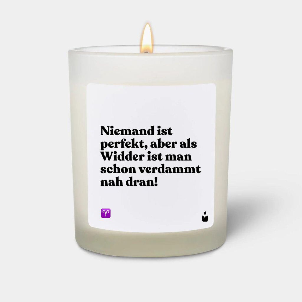 ChattyCandles Duftkerze Weiss Woody Niemand ist perfekt, aber als Widder ist man schon verdammt nah dran!