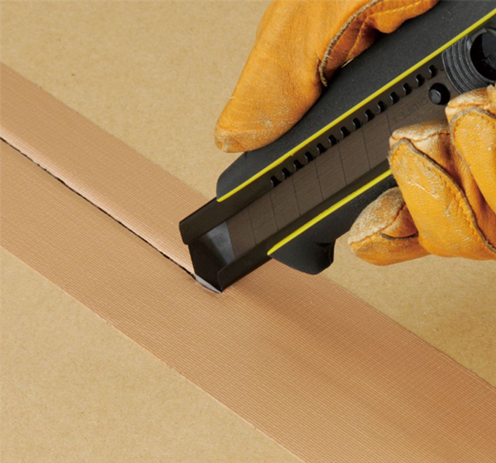 Tajima DRIVER Cutter mit Razar black Klingen 18 mm, mit Immagine del prodotto 