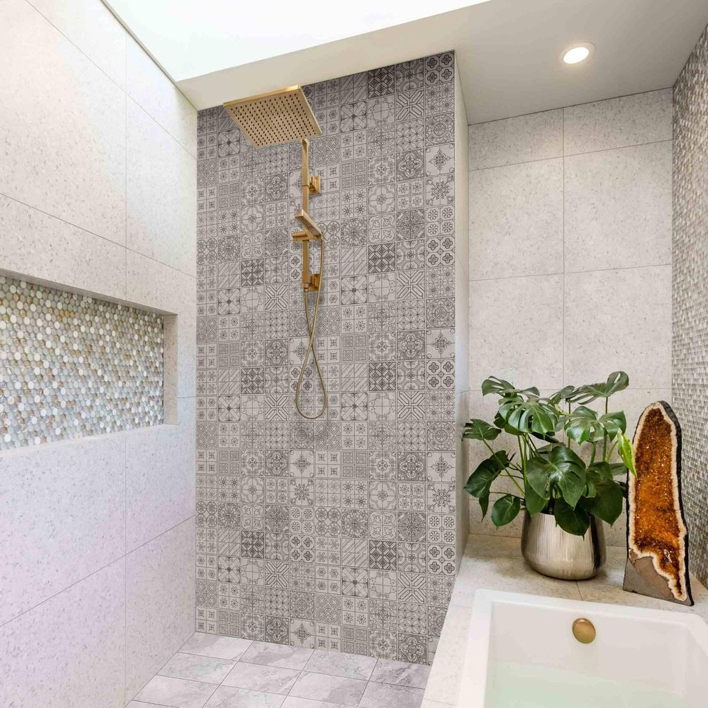Duschrückwand mit Motiv selbstklebend - 0.35 mm Wandpaneel wasserfest Design grau Fliesenoptik Illustration Badrückwand fugenlos Smart matt 110x1...