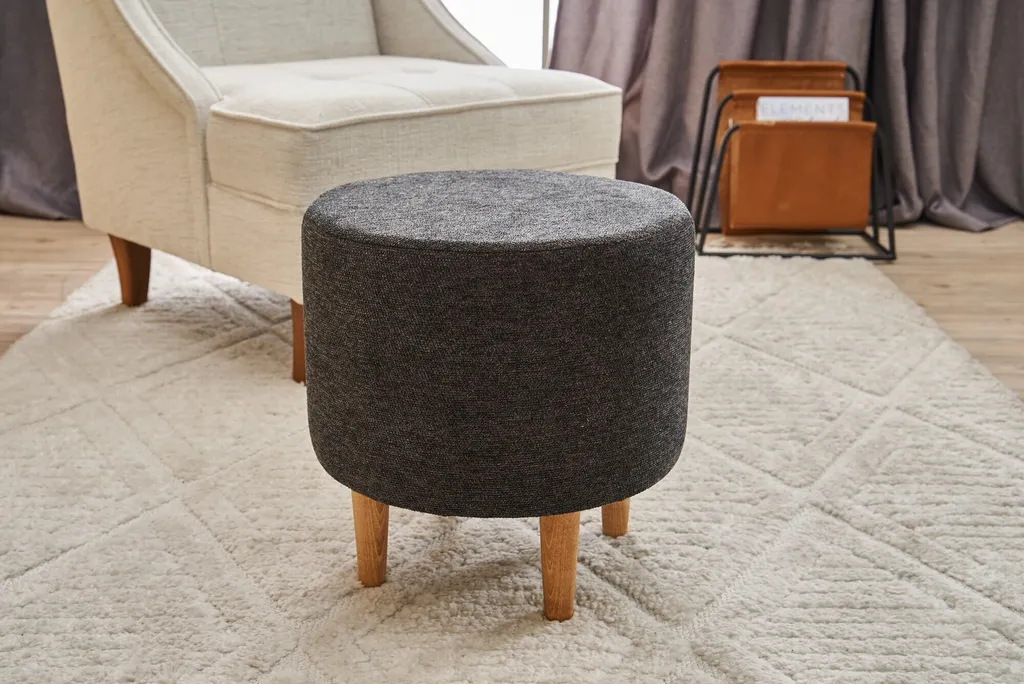 Pouf en velours anthracite avec socle cuivre Findik Gabbana 40x40 cm