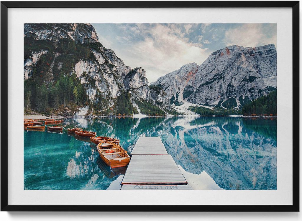 Boot auf einem See in den Bergen– Wandbild mit Rahmen – Gerahmtes Bild – Wanddekoration – 100x70 cm – Schwarz Rahmen