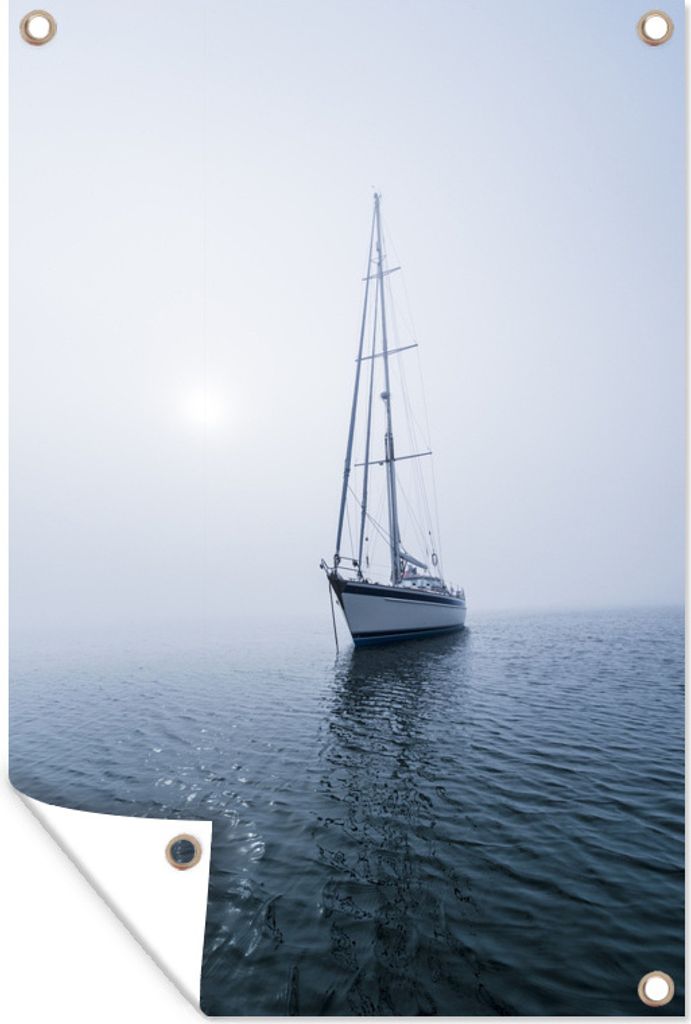 MuchoWow 60x90 cm Outdoor-Poster Gartendeko Sichtschutz Garten Poster für den Garten Segelboot ist im Nebel vor Anker gegangen