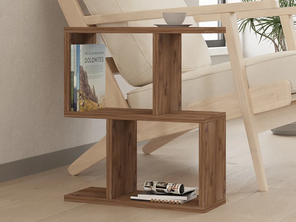 Petite table d'appoint en mélamine effet pin pour optimiser le salon