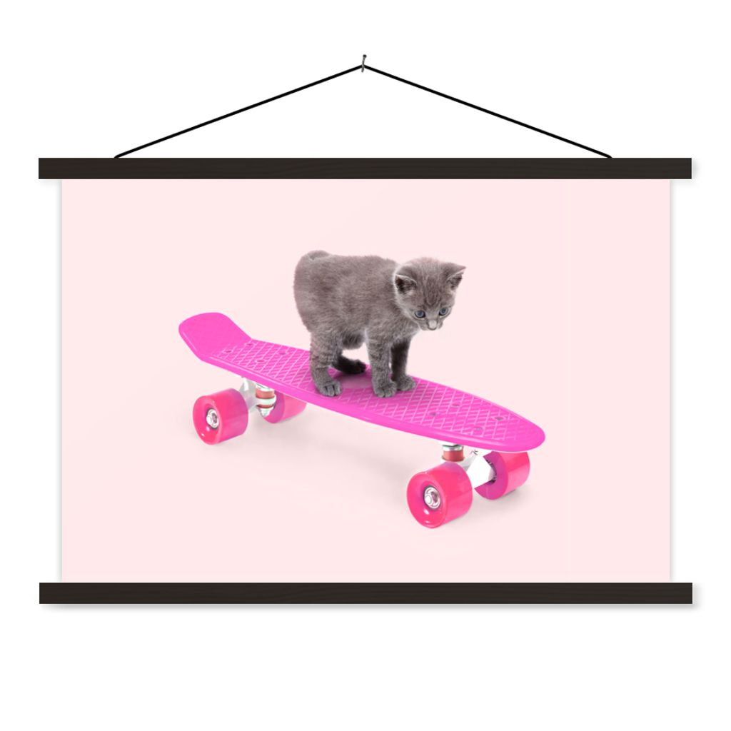 MuchoWow Textilposter Katze - Kätzchen - Tiere - Skateboard - Rosa 90x60 cm mit schwarzem Rahmen - Aufhängungssatz