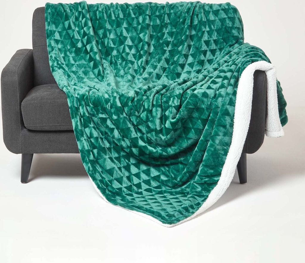HOMESCAPES Kuschelige Samtdecke mit Dreiecksmuster - Sherpa-Decke smaragdgrün, 130 x 160 cm
