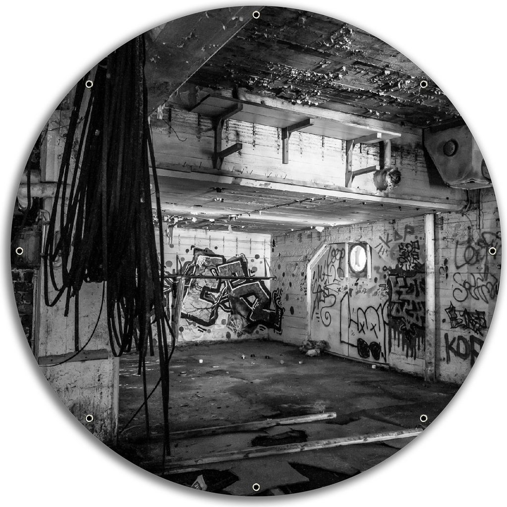 Wallario rundes Outdoor-Poster für Garten oder Balkon, Motiv Alte verlassene Fabrik in schwarz weiß mit Graffiti, 60 cm Durchmesser